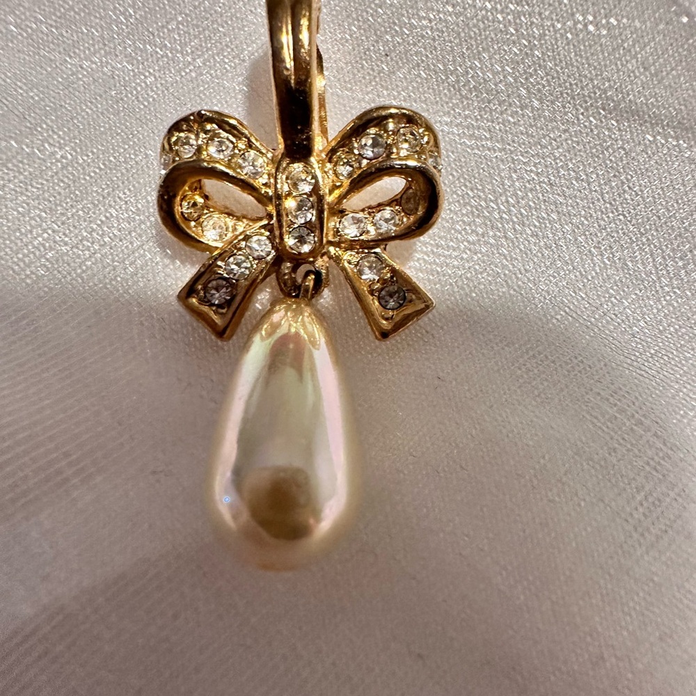 Elegant Vintage Peal Pendant with rhinestones - Picture 1 of 8